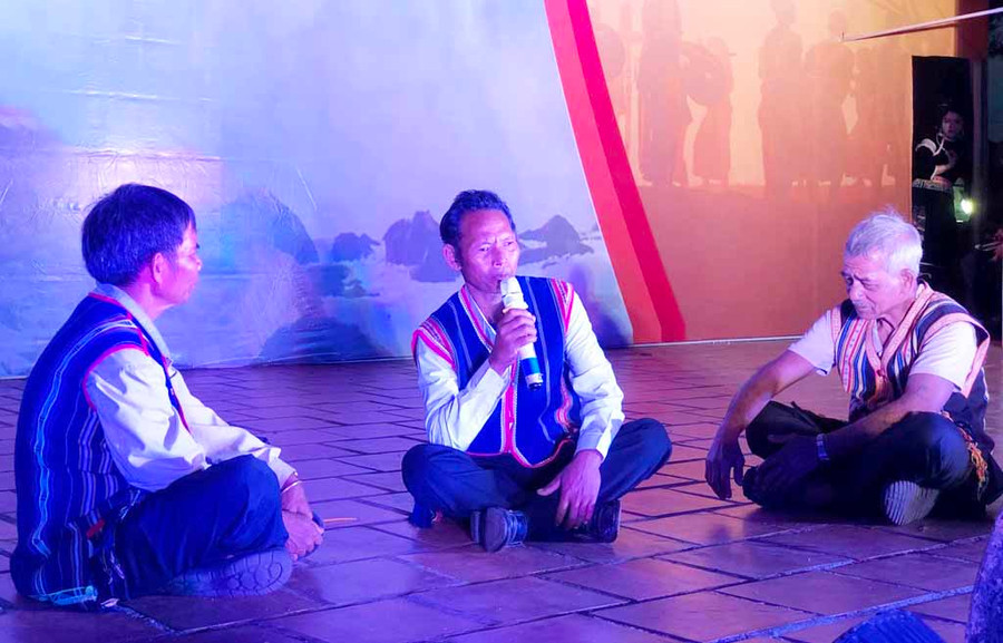 Kể khan “anh chàng Hrít và ông vua