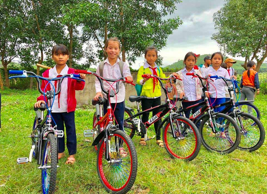 Các em học sinh vui mừng khi có xe đạp để đi học. Ảnh: Phan Lài