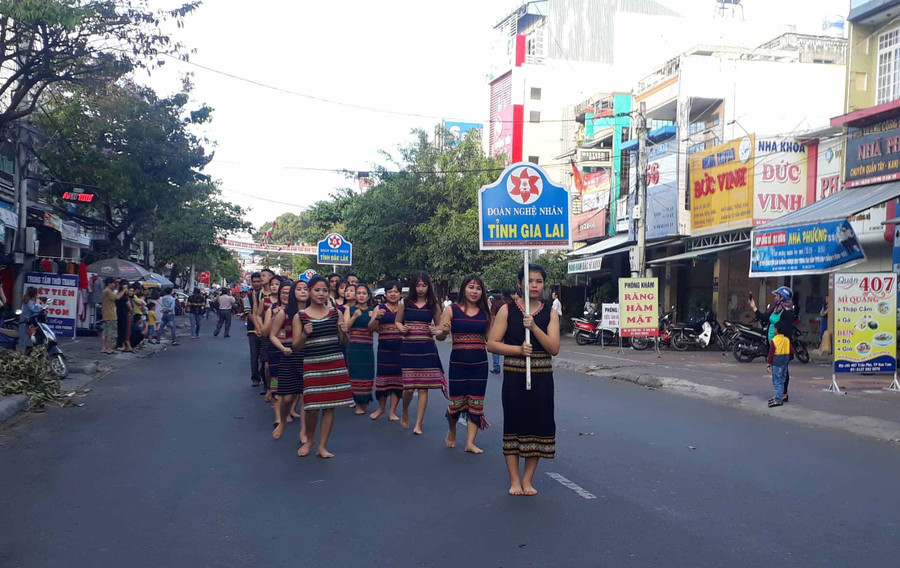 Đoàn Nghệ nhân tỉnh Gia Lai trình diễn tại lễ hội. Ảnh: Nguyễn Tú