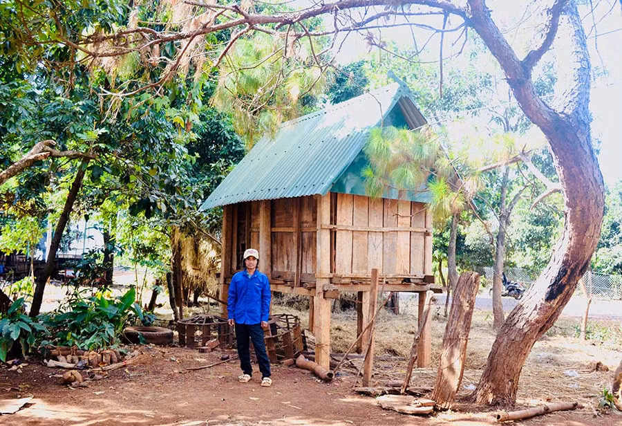  Ông Rơ Châm Bloch trước kho thóc của gia đình mình. Ảnh: L.H