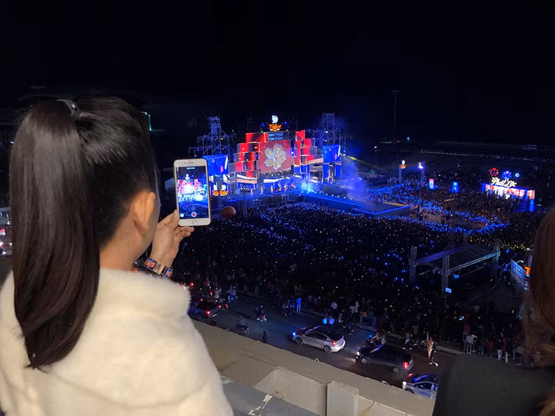 Nhiều người chọn địa điểm cao để xem lễ hội âm nhạc tại TP Hạ Long. Ảnh: Phạm Công