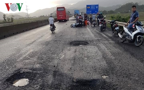 Hiện trường nạn nhân tử vong do sụp ổ gà trên Quốc lộ 1A ngày 10/12