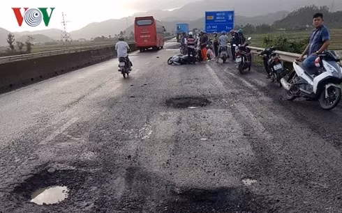 Hiện trường nạn nhân tử vong do sụp ổ gà trên Quốc lộ 1A ngày 10/12