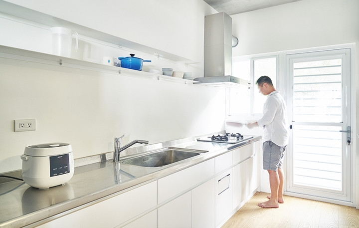 Với tiêu chí đơn giản và tự nhiên tủ bếp được sơn màu trắng gần như trong suốt, mặt tủ làm bằng inox dễ làm sạch hàng ngày. Với tiêu chí đơn giản và tự nhiên tủ bếp được sơn màu trắng gần như trong suốt, mặt tủ làm bằng inox dễ làm sạch hàng ngày.