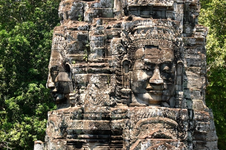 Đền Bayon là một phần trong quần thể Angkor nổi tiếng khắp thế giới. Có tới hơn 200 gương mặt đá khổng lồ nhìn ra các hướng tại đền này.