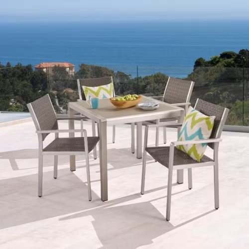 Bộ bàn ghế ăn mang đến trải nghiệm độc đáo cho những vị khách ghé thăm gia đình.