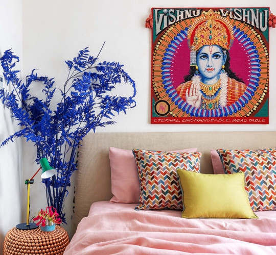 Trong phòng có thêm tranh, cây cảnh rực rỡ. Trong phòng có thêm tranh, cây cảnh rực rỡ.