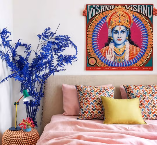  Trong phòng có thêm tranh, cây cảnh rực rỡ. 