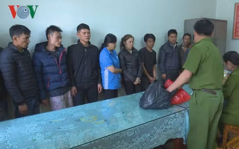 Các đối tượng đánh bạc bị bắt giữ.