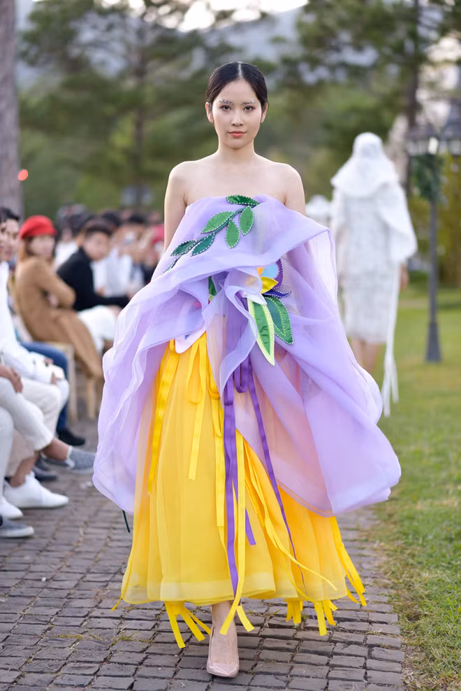  Chị gái Nam Em xuất hiện chung trên sàn diễn. Sau cuộc thi The Face, cô dần nhận được sự yêu thích của các NTK Việt, góp mặt trong nhiều show diễn thời trang. Tại The Face 2018, nhiều khán giả tiếc nuối khi Nam Anh bị loại sớm khỏi cuộc thi.