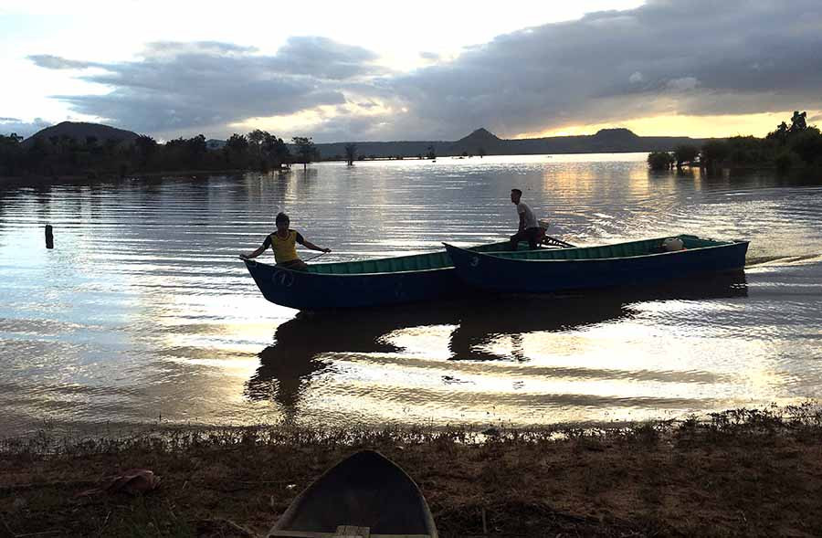  Đánh bắt cá trên lòng hồ Ayun Hạ. Ảnh: An Sinh