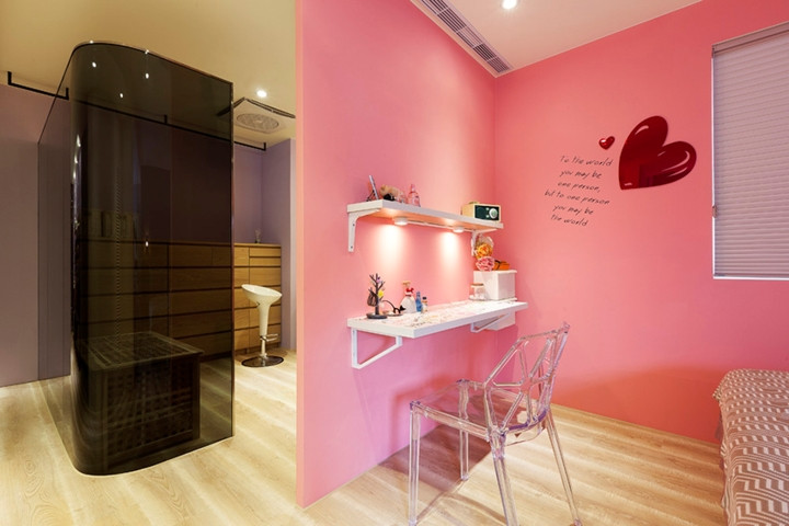 Phòng ngủ trang trí bằng màu sắc bắt mắt, phòng tắm bên cạnh mang phong cách như một spa thư giãn tại nhà. Phòng ngủ trang trí bằng màu sắc bắt mắt, phòng tắm bên cạnh mang phong cách như một spa thư giãn tại nhà.