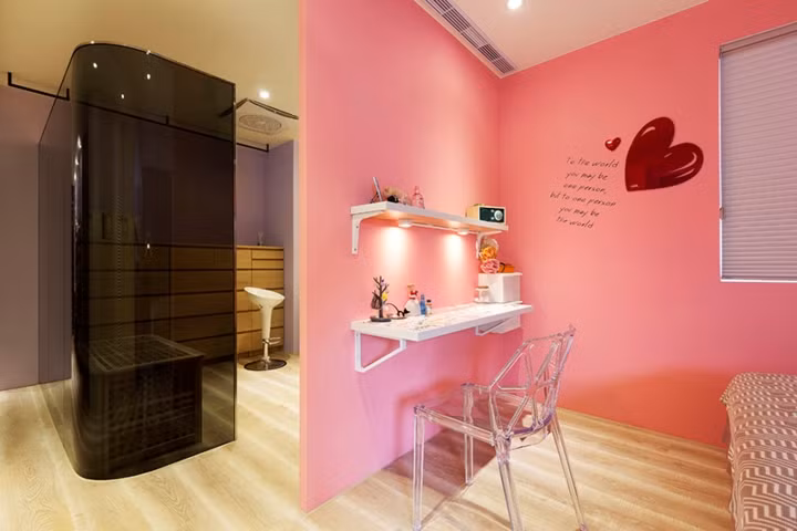 Phòng ngủ trang trí bằng màu sắc bắt mắt, phòng tắm bên cạnh mang phong cách như một spa thư giãn tại nhà.