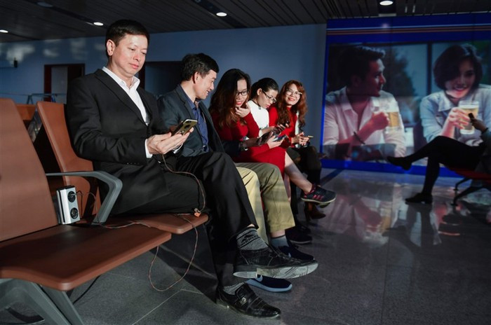  Thiết bị nội thất trong nhà ga đều được nhập khẩu từ các thương hiệu hàng đầu châu Âu như ván nhựa composite lát sàn check-in, đá kim sa bạc lát sàn, thảm, ghế chờ ... Đặc biệt, ghế ngồi hành khách thương hiệu Zoeftig (thương hiệu Anh Quốc) – số 1 hiện nay theo style mới nhất, ngang sân bay tại Dubai. Hai bên ghế đều có ổ cắm sạc điện, usb, vô cùng tiện lợi cho du khách.