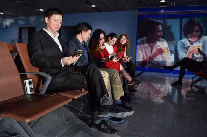  Thiết bị nội thất trong nhà ga đều được nhập khẩu từ các thương hiệu hàng đầu châu Âu như ván nhựa composite lát sàn check-in, đá kim sa bạc lát sàn, thảm, ghế chờ ... Đặc biệt, ghế ngồi hành khách thương hiệu Zoeftig (thương hiệu Anh Quốc) – số 1 hiện nay theo style mới nhất, ngang sân bay tại Dubai. Hai bên ghế đều có ổ cắm sạc điện, usb, vô cùng tiện lợi cho du khách.