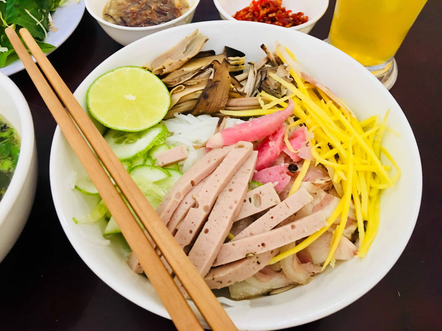 Trong tô bún mắm có sự kết hợp của nhiều món nem chả, tai heo, hoa bắp chuối luộc, xoài thái lát... rất ngon miệng và bắt mắt. Ảnh: Hải Lê Trong tô bún mắm có sự kết hợp của nhiều món nem chả, tai heo, hoa bắp chuối luộc, xoài thái lát... rất ngon miệng và bắt mắt. Ảnh: Hải Lê