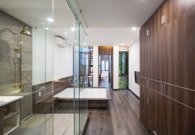 Tầng hai là không gian của ba phòng ngủ, phòng ngủ của bố mẹ ở giữa, hai phòng ngủ của hai con ở hai bên. Các phòng ngủ được kết nối với nhau bằng những hành lang cầu. Cách bố trí này giúp bố mẹ dễ dàng kiểm soát được việc sinh hoạt và học tập của hai con. Tầng hai là không gian của ba phòng ngủ, phòng ngủ của bố mẹ ở giữa, hai phòng ngủ của hai con ở hai bên. Các phòng ngủ được kết nối với nhau bằng những hành lang cầu. Cách bố trí này giúp bố mẹ dễ dàng kiểm soát được việc sinh hoạt và học tập của hai con.