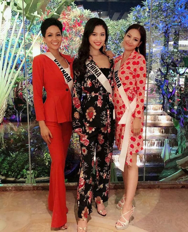 Những bộ suit hiện đại, tông màu bắt mắt như đỏ tươi, vàng rực được H'Hen Niê chọn lựa để giúp mình nổi bật.