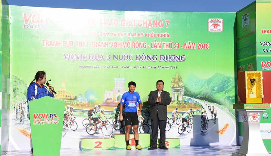 Ông Kpă Thuyên-Phó Chủ tịch UBND tỉnh Gia Lai mặc áo xanh cho VĐV Lê Nguyệt Minh Ông Kpă Thuyên-Phó Chủ tịch UBND tỉnh Gia Lai tặng hoa cho VĐV Lê Nguyệt Minh (áo xanh)