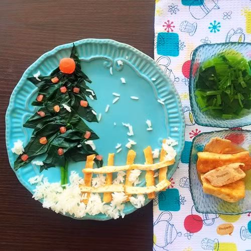 Rau xanh, cơm và trứng cũng có thể bày biện thành bức tranh đêm tuyết rơi rất đẹp.