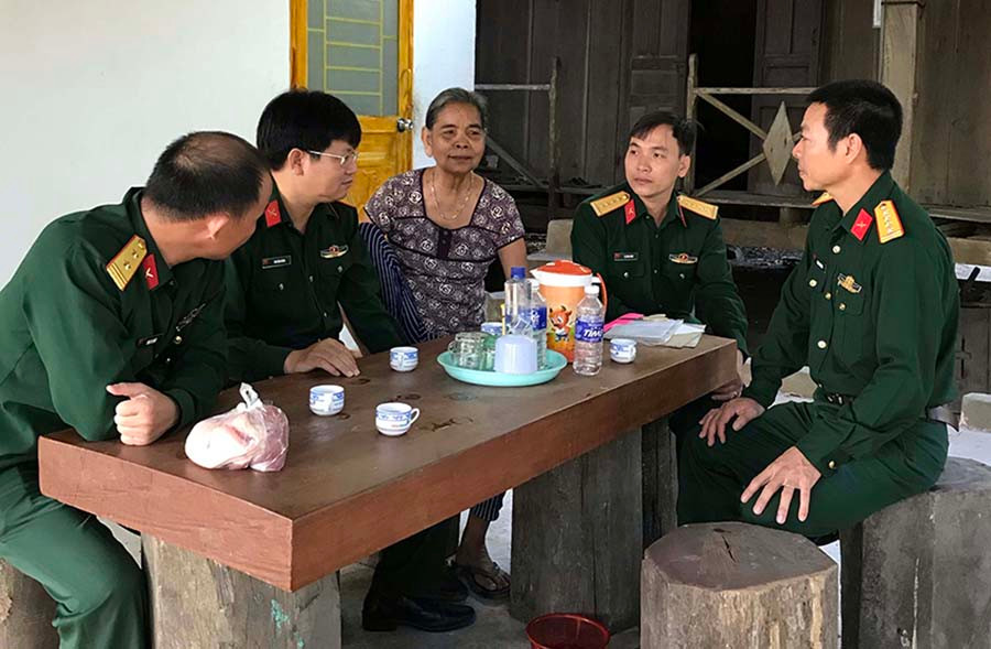  Già làng Ksor H'Lâm trao đổi với các cán bộ Trung đoàn 710 (Binh đoàn 15). Ảnh: V.C.H