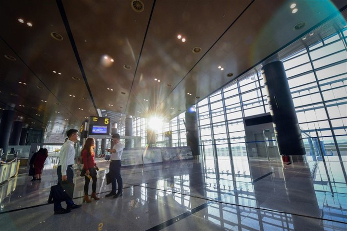 Nội thất nhà ga được thiết kế thông minh, thân thiện với môi trường với lớp kính dày trong suốt từ khu check in đến khu chờ bay để hành khách có thể tận hưởng ánh sáng từ bên ngoài. Màu sắc được bài trí hài hòa, tinh tế trang nhã giữa gam màu nâu trầm hay màu ánh kim đá bạc tạo nên không gian sang trọng, ấm cúng.