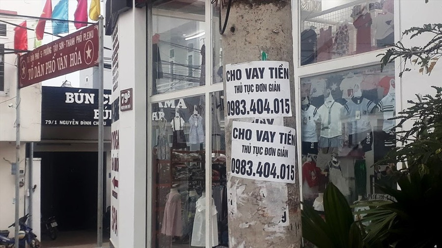 ờ rơi quảng cáo cho vay tiền dán ngay cạnh khu phố văn hóa. Ảnh Đình Văn
