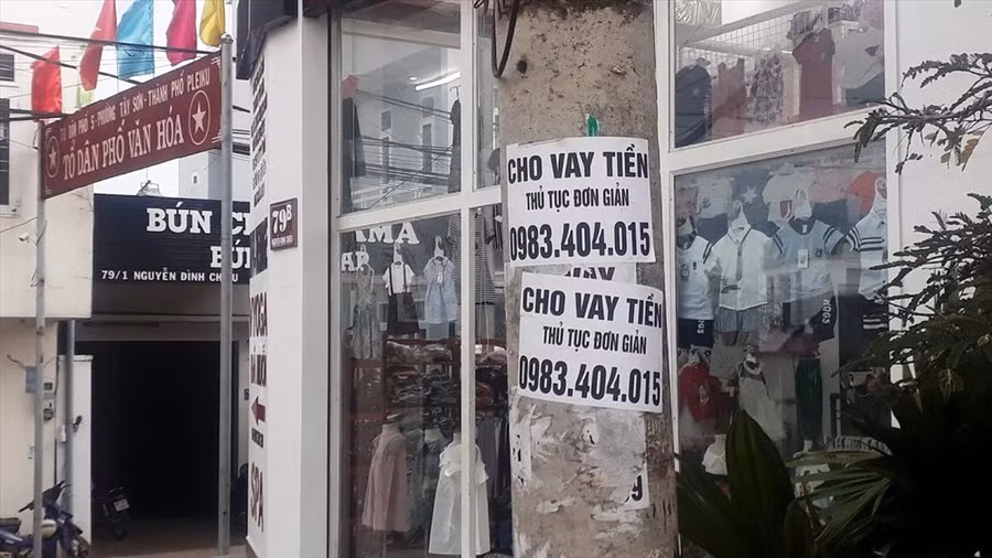 ờ rơi quảng cáo cho vay tiền dán ngay cạnh khu phố văn hóa. Ảnh Đình Văn