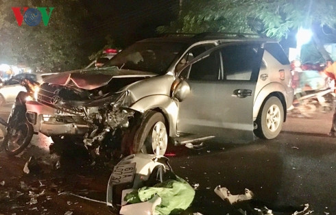 Hai chiếc xe đều bị nát hết đầu sau khi va chạm.