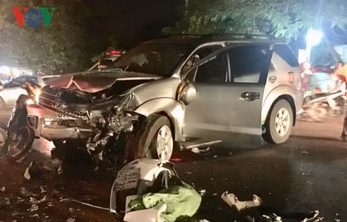  Hai chiếc xe đều bị nát hết đầu sau khi va chạm.