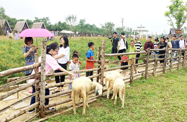 Du khách thỏa sức check – in bởi Phim trường Wonderland có cả không gian ngoài trời và trong nhà