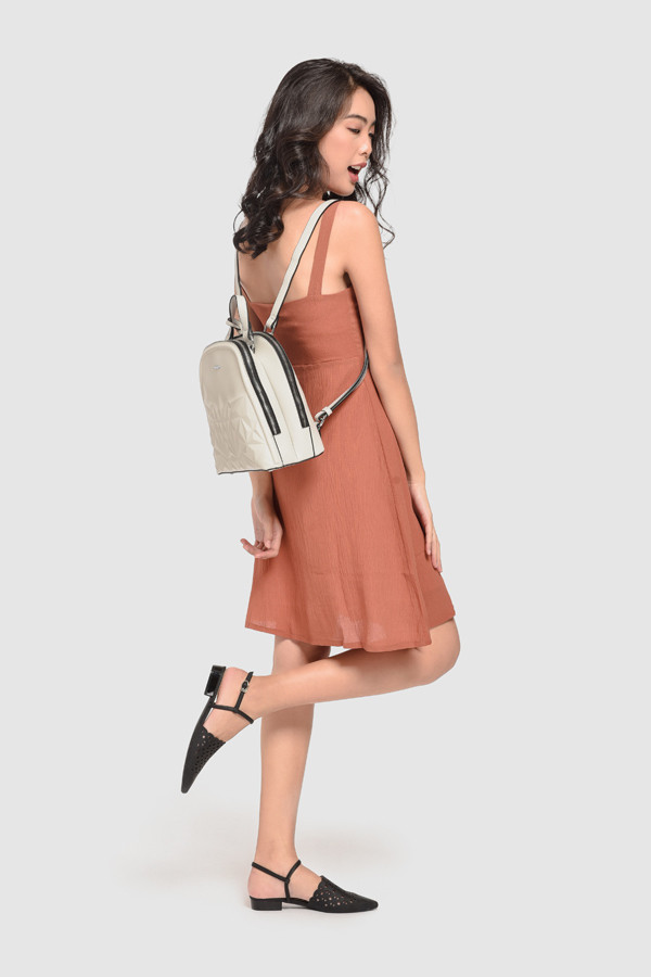 Giày búp bên mũi nhọn khắc laser phong cách Art Deco: Thiết kế lạ mắt, nổi bật với mũi giày ôm phủ bàn chân; chất da tổng hợp vân mờ, hoạ tiết khắc laser theo phong cách Art Deco sắc sảo, tinh tế là điểm đặc biệt của loại giày này. Sản phẩm gây ấn tượng bởi 3 màu nâu, trắng, đen; quai hậu mảnh cùng rãnh chống trượt ở đế cho bước chân tự tin, thoải mái.