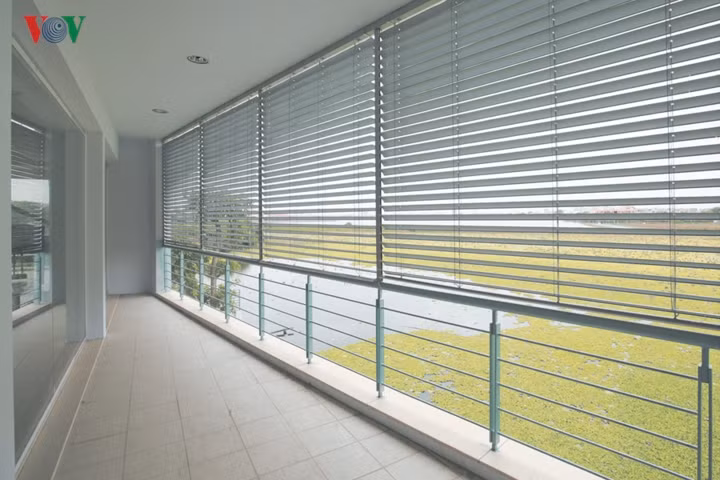 Kiến trúc sư đã kế thừa những giá trị của kiến trúc truyền thống trong tổ chức không gian, tạo thành các lớp nhà với hiên trước, hiên sau khá rộng để che chắn nắng và tạo hành lang thông gió. Hệ lam chắn nắng hiện đại được ứng dụng linh hoạt trong công trình. Kiến trúc sư đã kế thừa những giá trị của kiến trúc truyền thống trong tổ chức không gian, tạo thành các lớp nhà với hiên trước, hiên sau khá rộng để che chắn nắng và tạo hành lang thông gió. Hệ lam chắn nắng hiện đại được ứng dụng linh hoạt trong công trình.