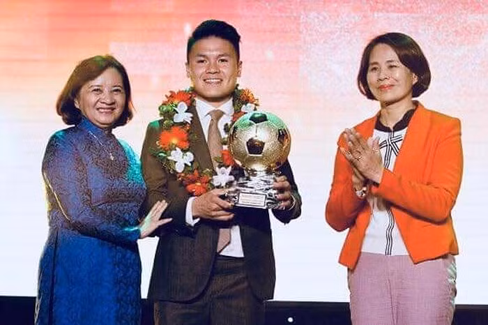 Quang Hải giành QBV Việt Nam 2018. (nguồn ANTD)