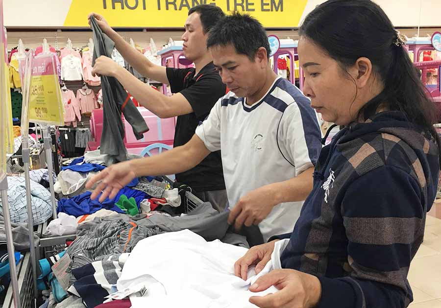  Mặt hàng thời trang đang có sức tiêu thụ rất mạnh. Ảnh: V.T