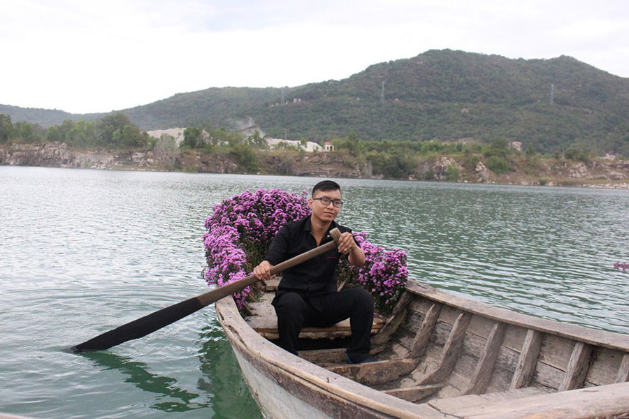 Đong đưa mái chèo trên chiếc thuyền đầy hoa