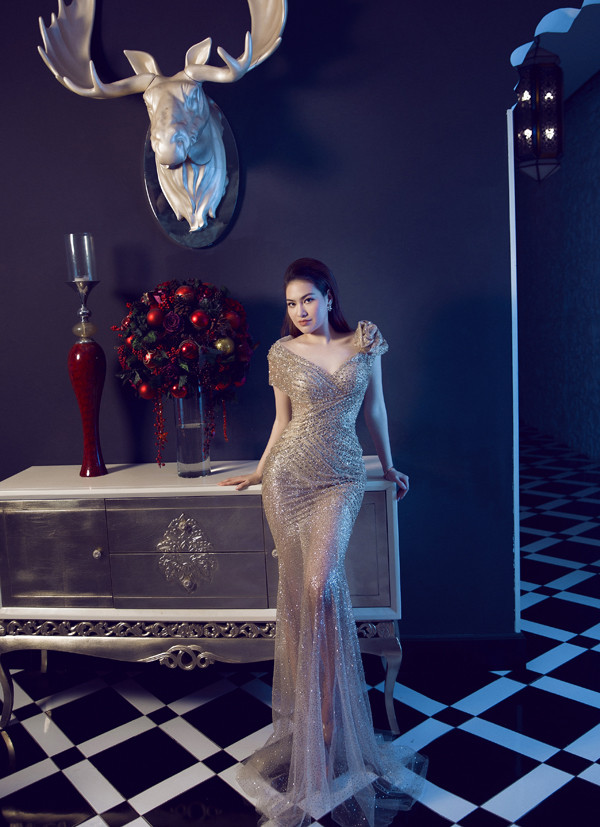 Người đẹp khoe dáng đồng hồ cát, đặc biệt là vòng ba nảy nở khi diện váy đuôi cá, ôm khít cơ thể. Người đẹp khoe dáng đồng hồ cát, đặc biệt là vòng ba nảy nở khi diện váy đuôi cá, ôm khít cơ thể.