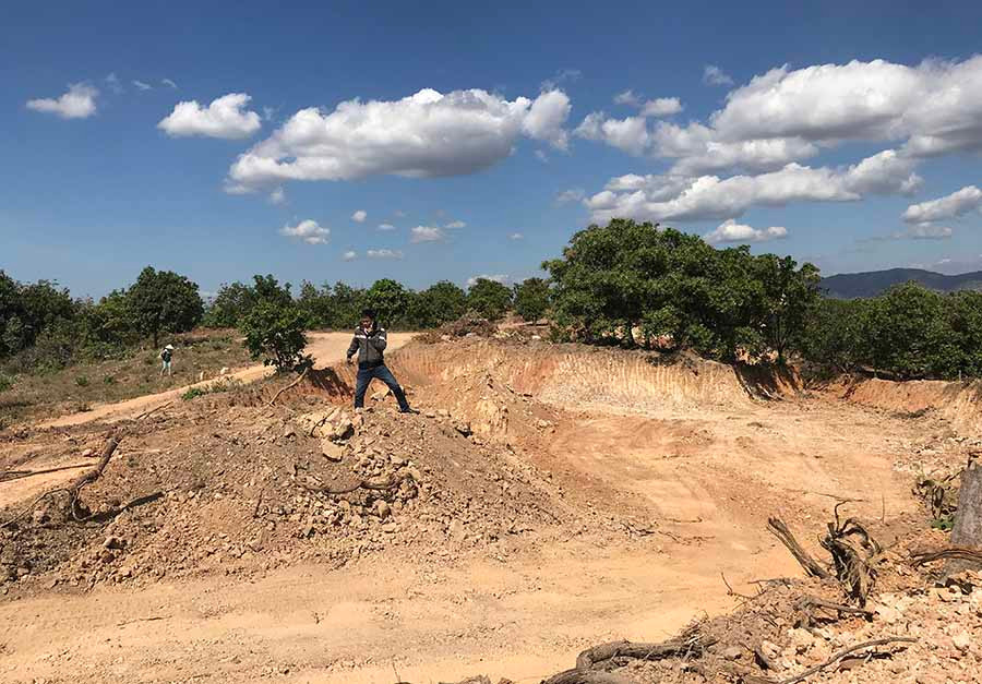 Một khoảng đồi rộng lớn các đối tượng khai thác đất đào nham nhở. Ảnh: Văn Ngọc 