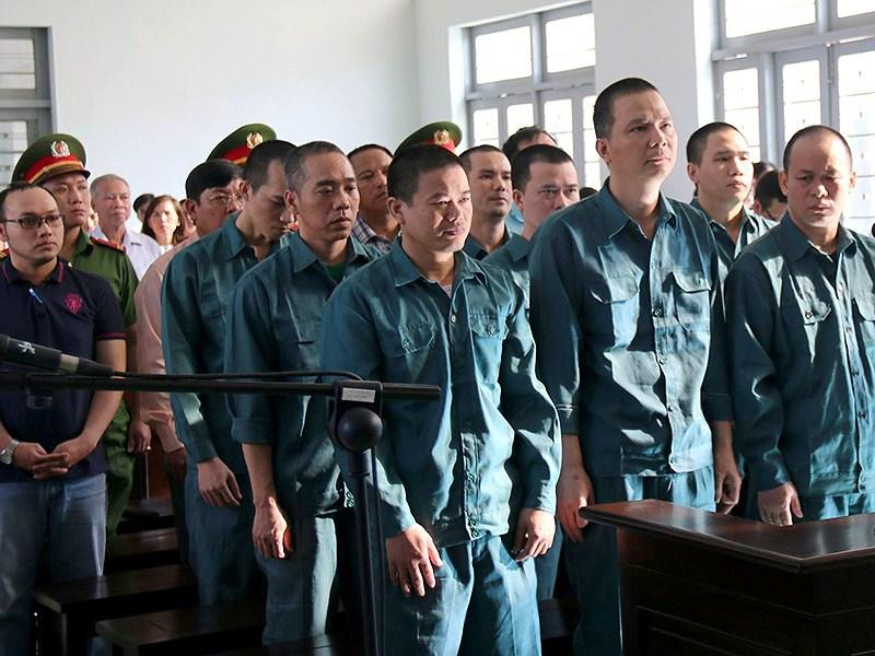 Các bị cáo đang nghe tòa tuyên án. Ảnh: PN