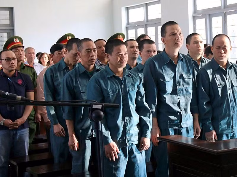 Các bị cáo đang nghe tòa tuyên án. Ảnh: PN