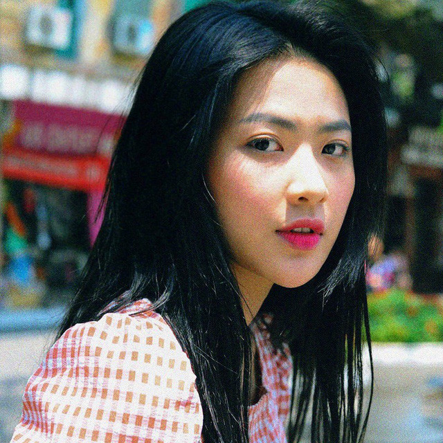  Cô gái đó là Nguyễn Minh Trang (sinh năm 1995), hiện đang là diễn viên trẻ của Đài truyền hình VFC. Minh Trang cũng từng được biết đến là cựu hot girl trường Đại học Sân khấu - Điện ảnh Hà Nội.