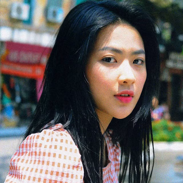  Cô gái đó là Nguyễn Minh Trang (sinh năm 1995), hiện đang là diễn viên trẻ của Đài truyền hình VFC. Minh Trang cũng từng được biết đến là cựu hot girl trường Đại học Sân khấu - Điện ảnh Hà Nội.