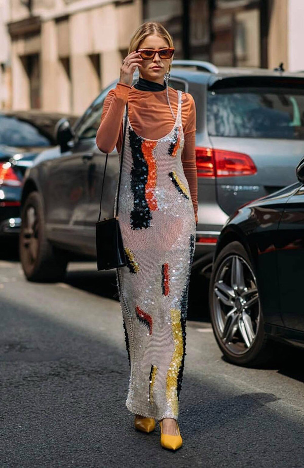 Hai năm trước, vải sequins được liệt vào dòng sản phẩm dễ khiến người mặc trở nên 'quê mùa' và 'sến'. Nhưng ở năm 2018, chúng lại là thứ được nhắc đến nhiều nhất trong xu hướng thịnh hành.  Hai năm trước, vải sequins được liệt vào dòng sản phẩm dễ khiến người mặc trở nên 'quê mùa' và 'sến'. Nhưng ở năm 2018, chúng lại là thứ được nhắc đến nhiều nhất trong xu hướng thịnh hành.