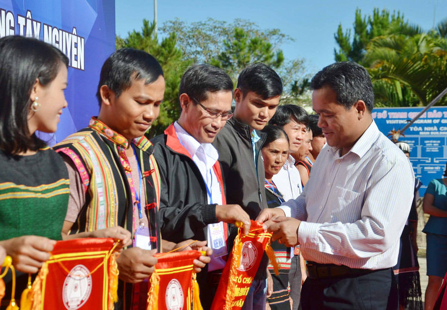 Đồng chí Hồ Văn Niên-Phó Bí thư Thường trực Tỉnh ủy tặng cờ lưu niệm cho các đoàn tham gia Festival. Ảnh: Phương Linh