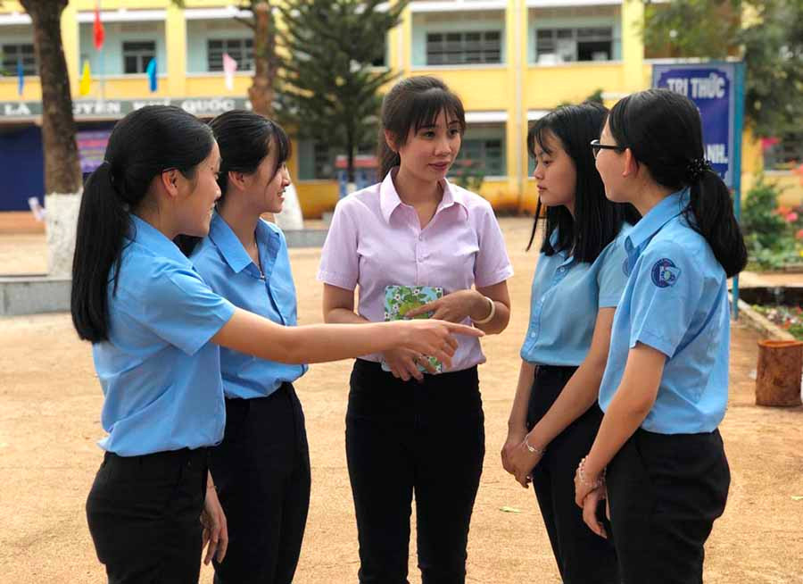  Cựu học sinh Trần Thị Thủy (đứng giữa) chia sẻ kinh nghiệm chọn ngành học với các em học sinh Trường THPT Lê Hoàn. Ảnh: P.L