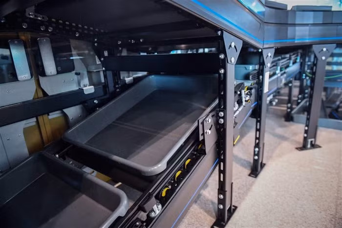 Hệ thống trả khay tự động Ilane có tích hợp thêm máy soi đa chiều do hãng Smith của Đức sản xuất được xem là hệ thống tiên tiến nhất khu vực Châu Á, lần đầu tiên được áp dụng tại Việt Nam. Với hệ thống Ilane khách hàng đặt hành lý vào khay để kiểm tra an ninh, khay đồ sẽ tự di chuyển đến điểm cuối và trả hành lý cho khách. Sau đó, khay sẽ tự động trở về vị trí ban đầu để tiếp tục phục vụ các hành khách tiếp theo. Các chuyên gia tư vấn của NACO (Hà Lan) đánh giá, hệ thống này mang tới sự tiện dụng cho khách hàng và giảm chi phí nhân viên vận hành. Bởi thay vì cắt cử đội ngũ nhân viên luân phiên túc trực thu nhặt khay hành lý, thì giờ đây chỉ cần một nhân sự quản trị cả dây chuyền.