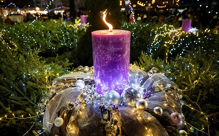 Cây nến khổng lồ đã được thắp sáng khi mùa Giáng sinh đến với Budapest, Hungary. Ảnh: EPA-EFE