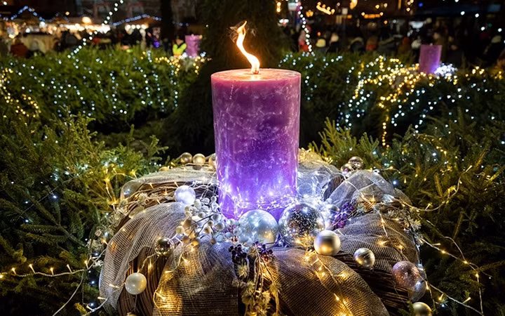 Cây nến khổng lồ đã được thắp sáng khi mùa Giáng sinh đến với Budapest, Hungary. Ảnh: EPA-EFE