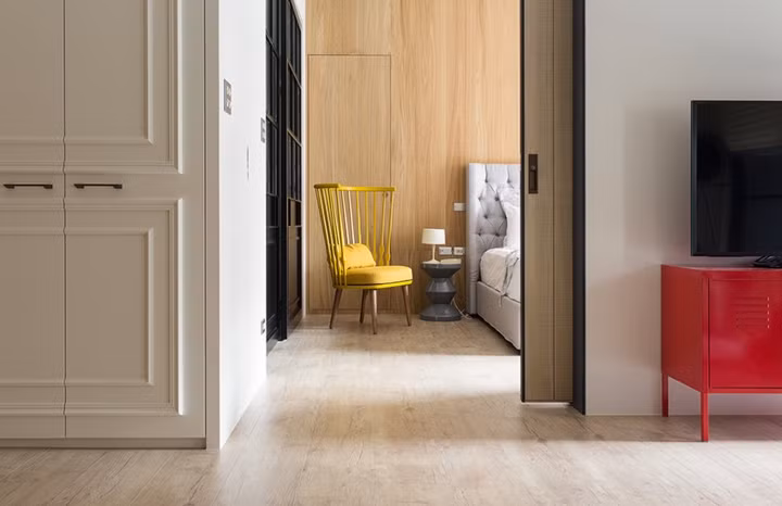 Phòng ngủ ngăn cách với những khu vực khác bằng cánh cửa trượt tạo sự riêng tư đến mức tối đa.