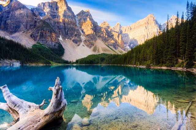 Nơi đây đặc biệt trở nên lung linh hơn bao giờ hết từ giữa tháng 6 đến cuối tháng 10 hàng năm khi tuyết trên núi Ten Peaks tan chảy xuống hồ tạo thành một sắc xanh huyền dịu. Đặc biệt là khi hồ đầy nước, nhờ có sự khúc xạ của ánh sáng mặt trời với bột của đá lắng đọng xuống đáy hồ, mặt nước lại một lần nữa thay màu áo xanh diễm lệ.